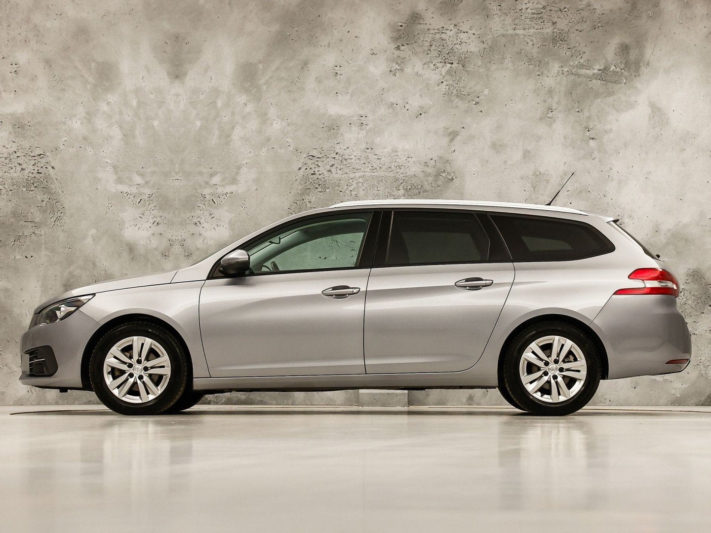 Peugeot 308 SW 1.2 PureTech Luxury Sport (NAP, GROOT NAVI, P, Voorwielaandrijving, 12 maanden, Stof, Gebruikt