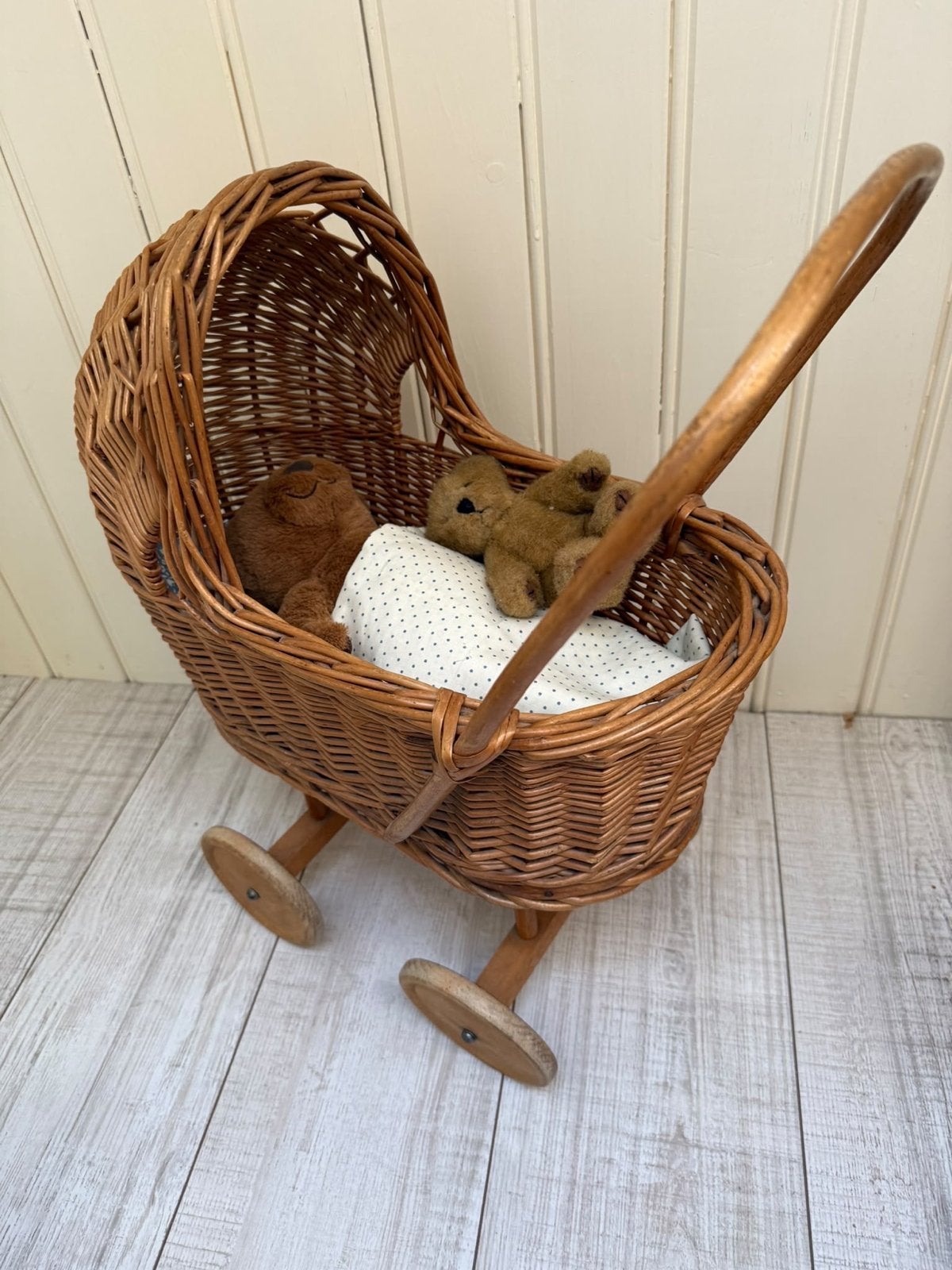 Vintage rieten poppenwagen met beer, Ophalen, Gebruikt, Overige typen