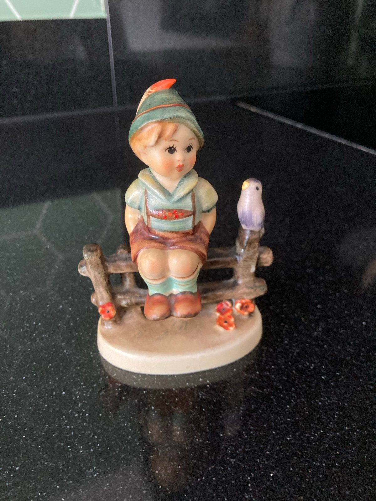 Originele Hummel beeldje - Jongen op hek met vogel, 10 cm, Verzamelen, Ophalen of Verzenden, Gebruikt, Hummel