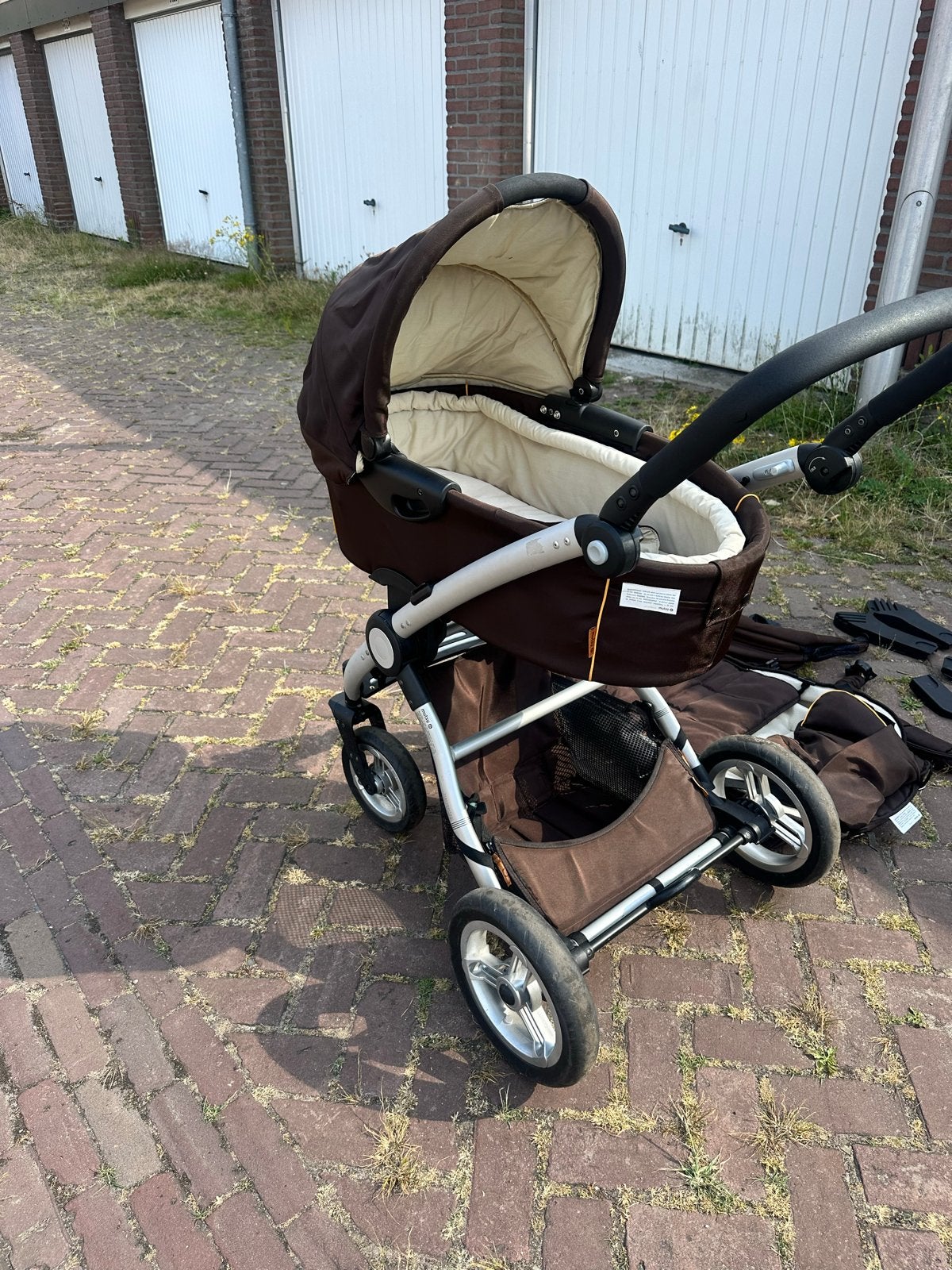 Mutsy Combiwagen Bruin met Reiswieg en Accessoires, Kinderen en Baby's, Kinderwagens en Combinaties, Ophalen, Gebruikt, Luchtbanden