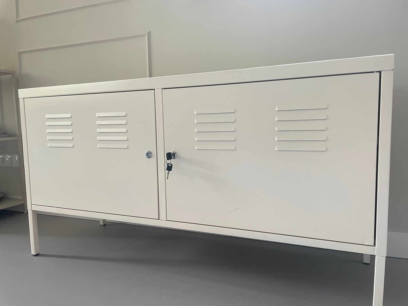 IKEA PS Lockerkast wit- Stijlvolle Opbergkast met Sleutel, Huis en Inrichting, Kasten | Lockerkasten, Ophalen, Gebruikt