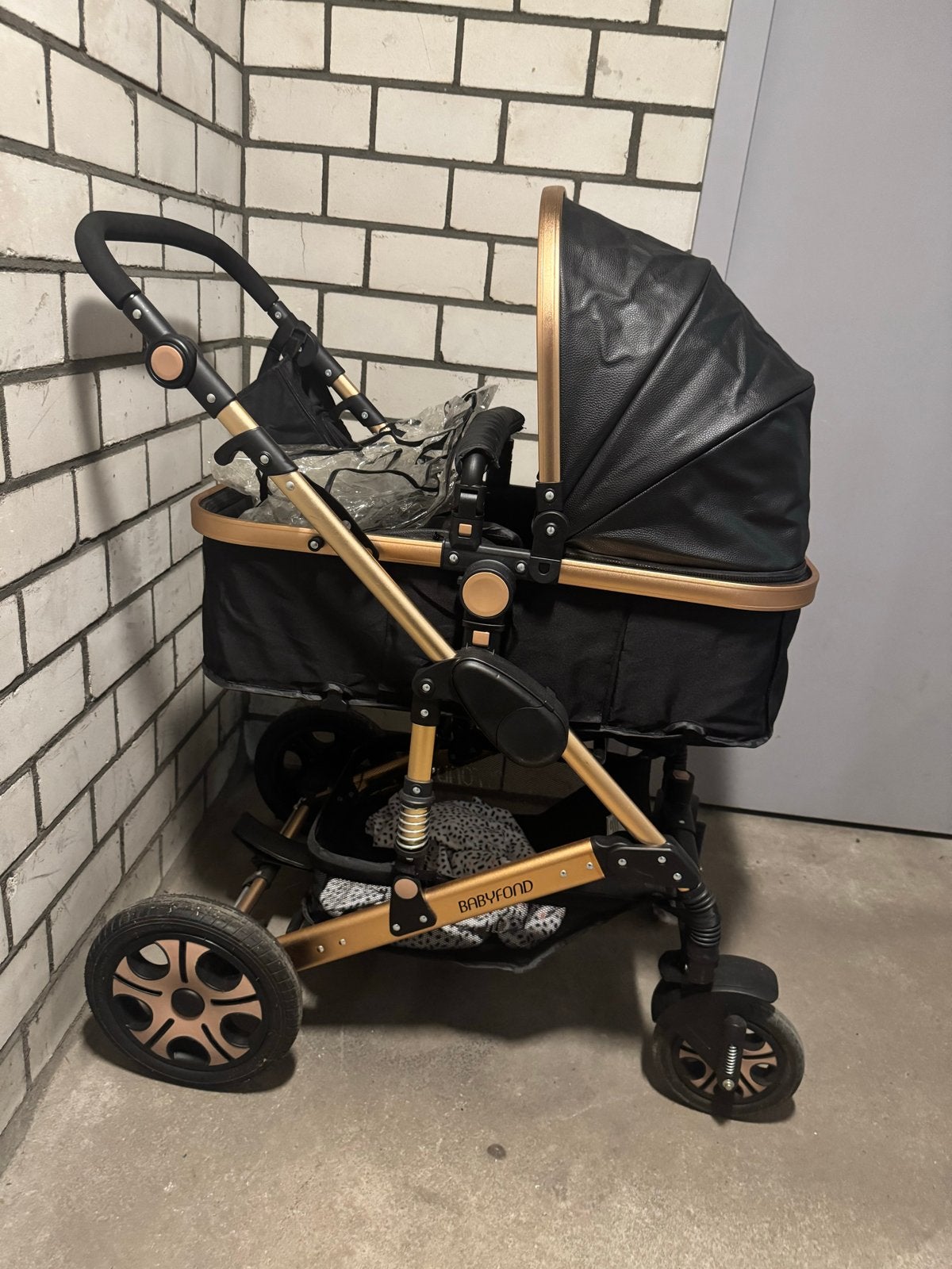 Stijlvolle zwarte kinderwagen met gouden accenten, Kinderen en Baby's, Ophalen, Gebruikt, Kinderwagen, Overige merken