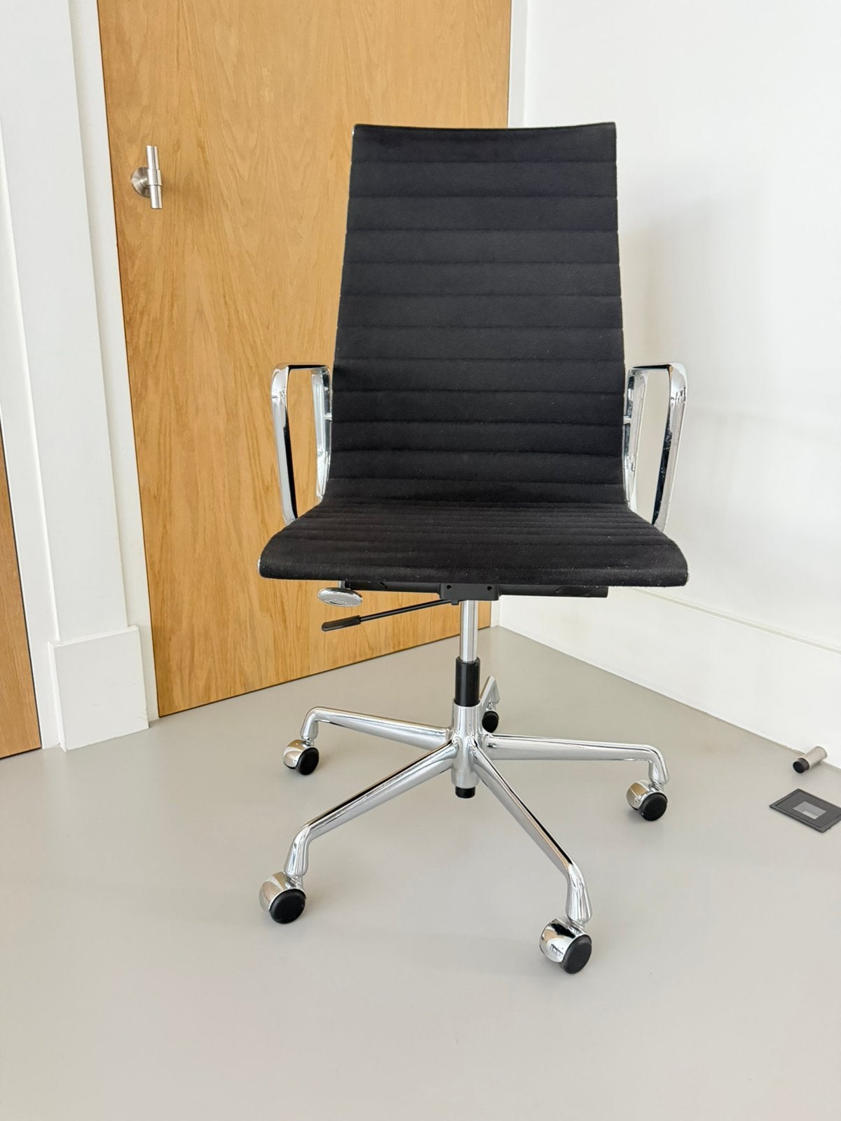 Originele Vitra Eams Aluminium Chair, Ophalen, Gebruikt, Zwart