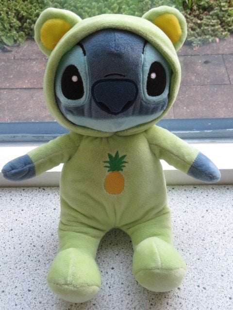 Disney Stitch in groen velours pak met ananas, Disney, Overige typen, Ophalen of Verzenden, Zo goed als nieuw