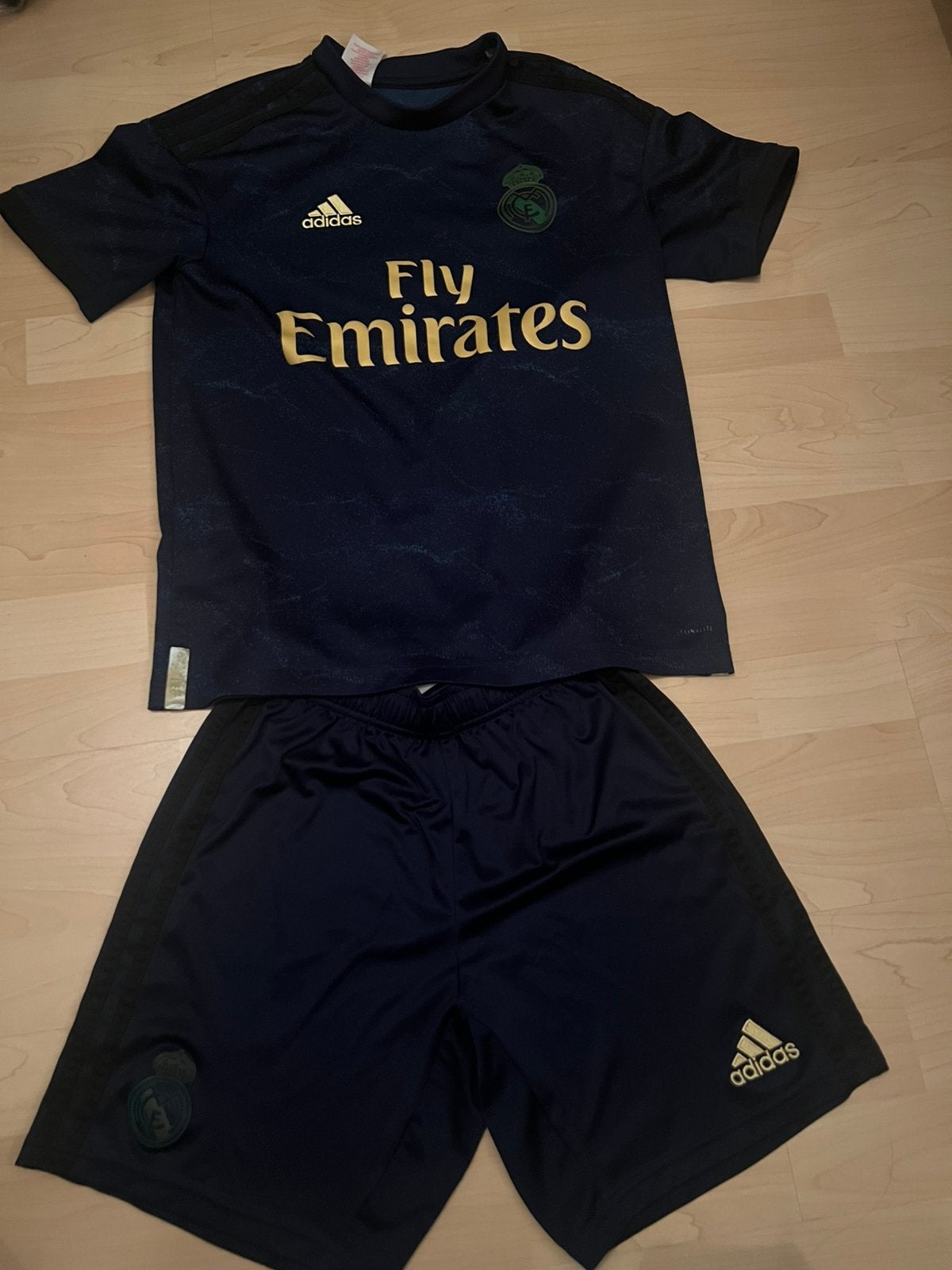 Real madrid setje maat alles xs, Maat XS of kleiner, Ophalen of Verzenden, Zo goed als nieuw, Shirt
