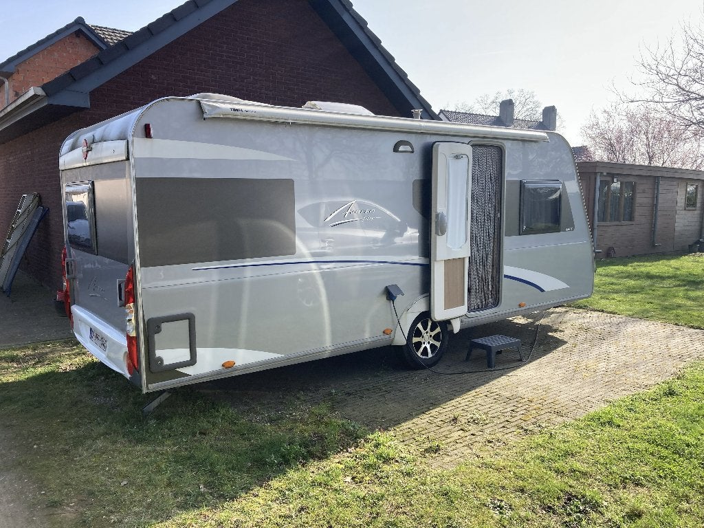 Ruime caravan Burstner Averso 465 met veel extra's., Caravans en Kamperen, Caravans, Omvormbare zithoek, Rondzit, Hordeur, Particulier