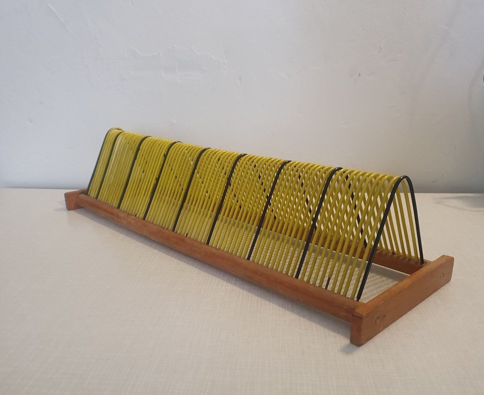 Vintage Gele Platenhouder / LP Rek - Jaren '70 Design, Gebruikt, Ophalen of Verzenden, 25 tot 75 discs, Hout