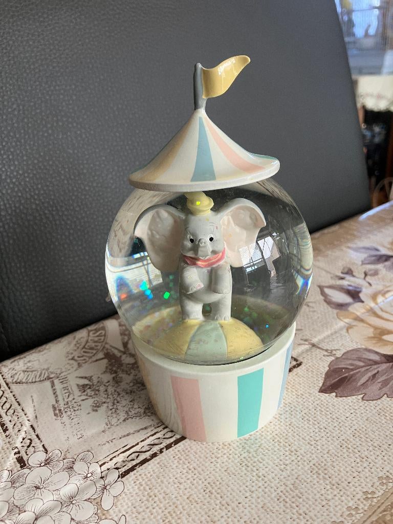 Dumbo ( Dombo ) Disney Snowglobe, Verzamelen, Disney, Ophalen of Verzenden, Bambi of Dumbo, Nieuw, Beeldje of Figuurtje