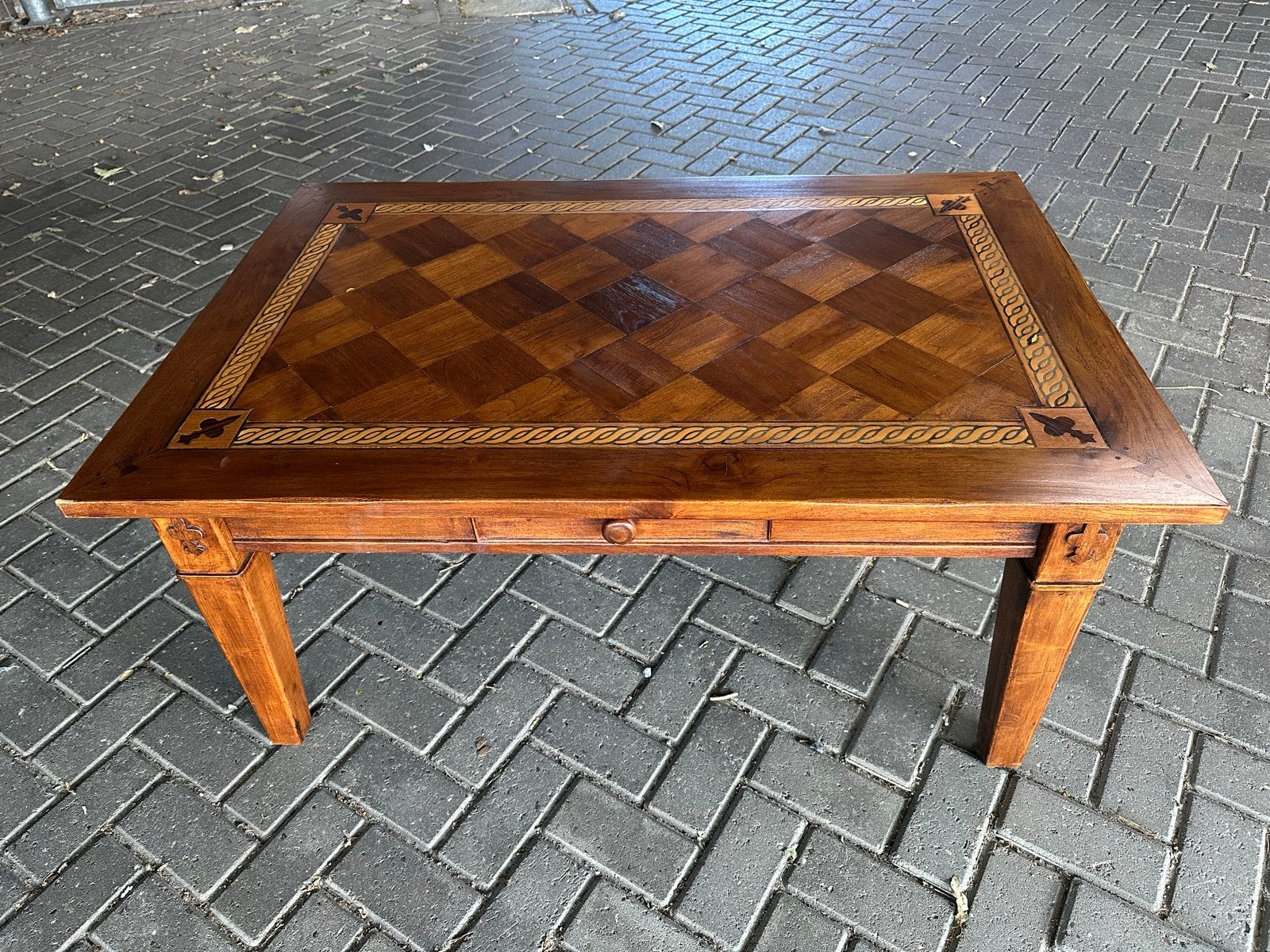 Antieke salontafel met intarsia en lade, Ophalen, 50 – 75, 100 tot 150 cm, 50 tot 100 cm
