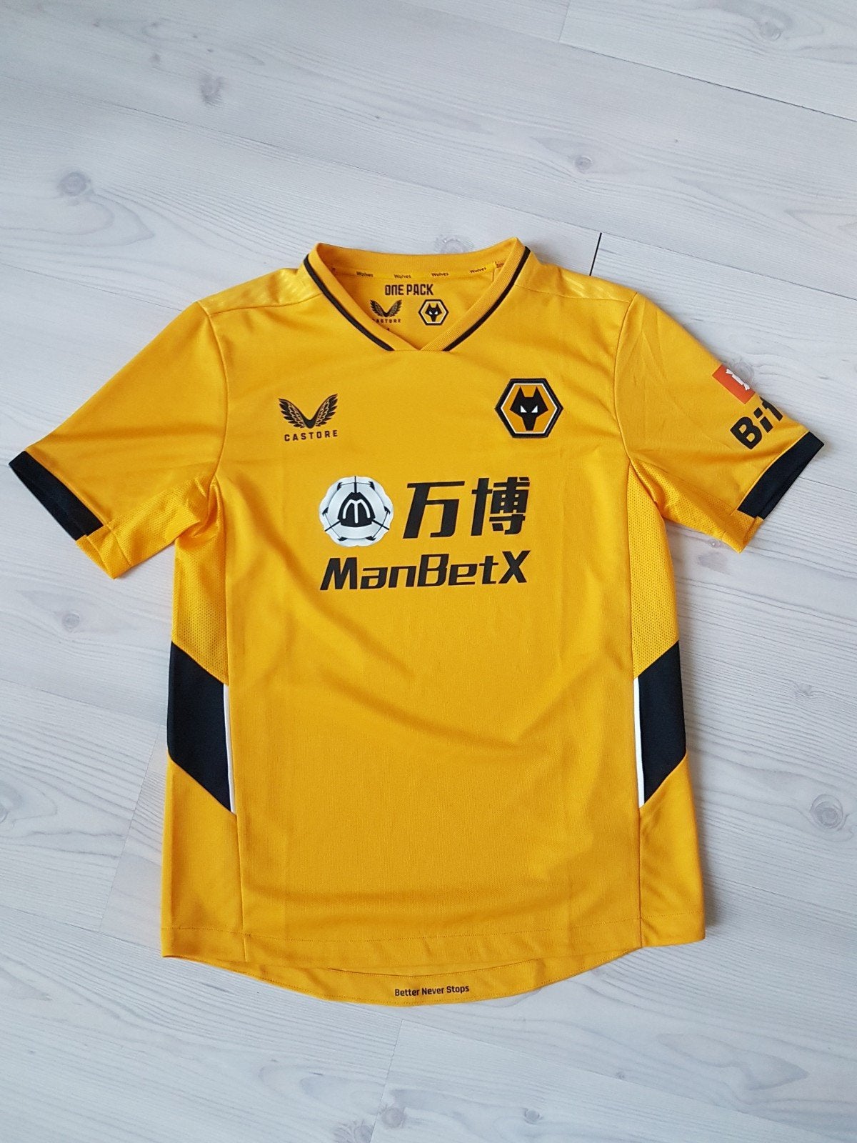 Wolverhampton Wanderers in size medium, Sport en Fitness, Ophalen of Verzenden, Zo goed als nieuw, Shirt