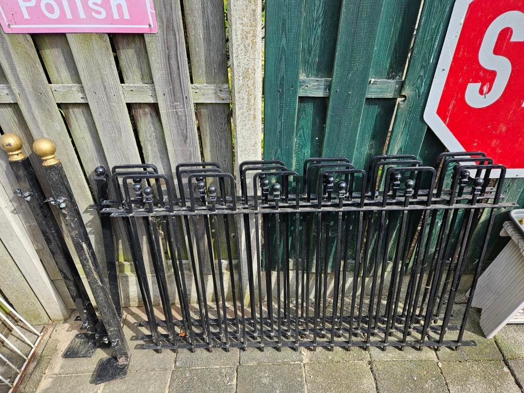 3 loodzware ijzeren hekwerken (1.50m breed) met 3 paaltjes, Ophalen