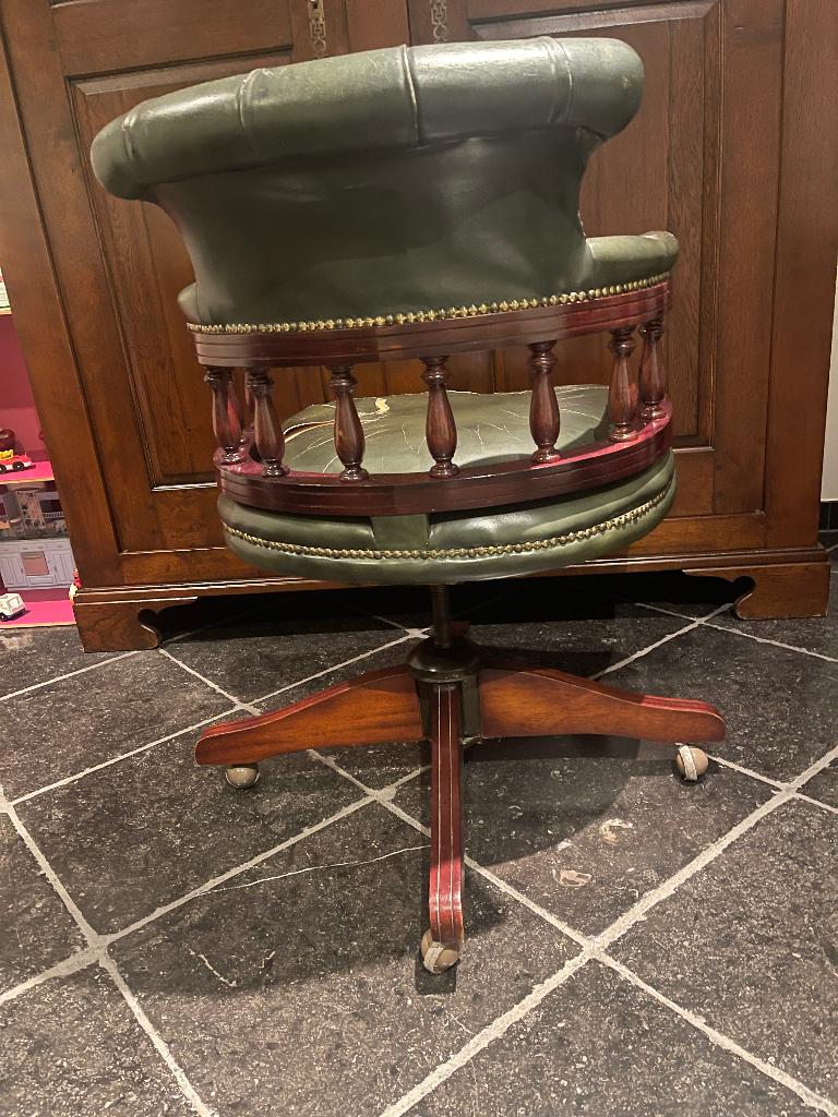 Chesterfield bureau stoel, Ophalen