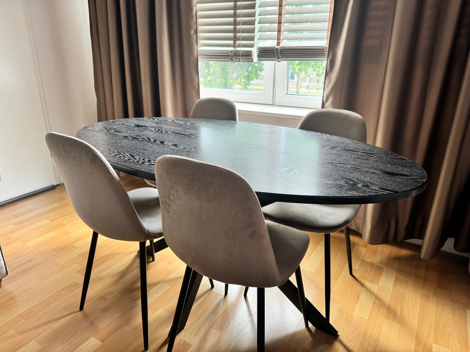 Ovale eettafel met metalen onderstel, Huis en Inrichting, Tafels | Eettafels, Ophalen, Gebruikt, 100 tot 150 cm, 150 tot 200 cm
