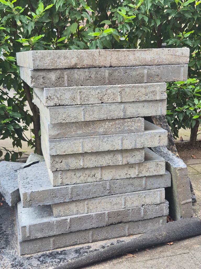 Betontegels antraciet 50 x 50 cm (4 hele de rest half/kapot), Tuin en Terras, Bielzen en Borders, Ophalen, Gebruikt, Minder dan 100 cm