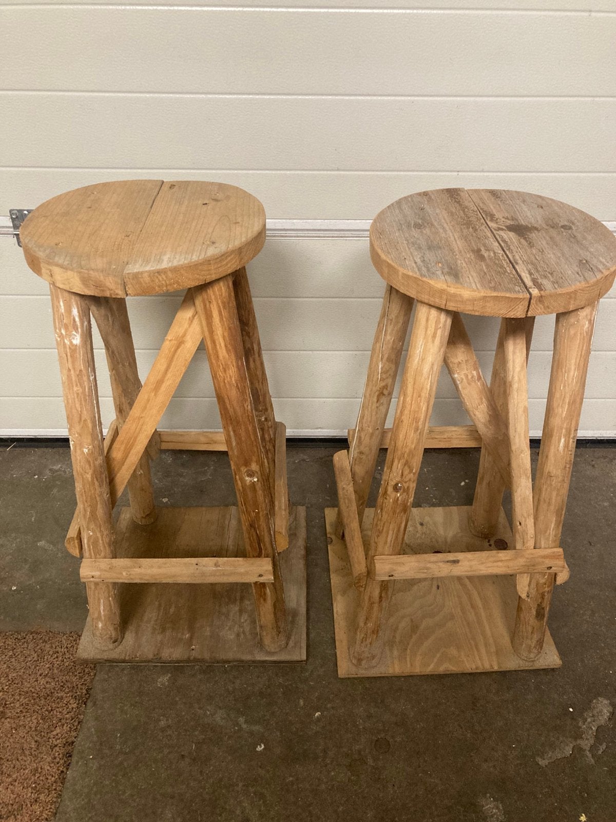 Twee houten barkrukken handgemaakt, Huis en Inrichting, Barkrukken, Ophalen, Gebruikt, 60 tot 90 cm, Hout