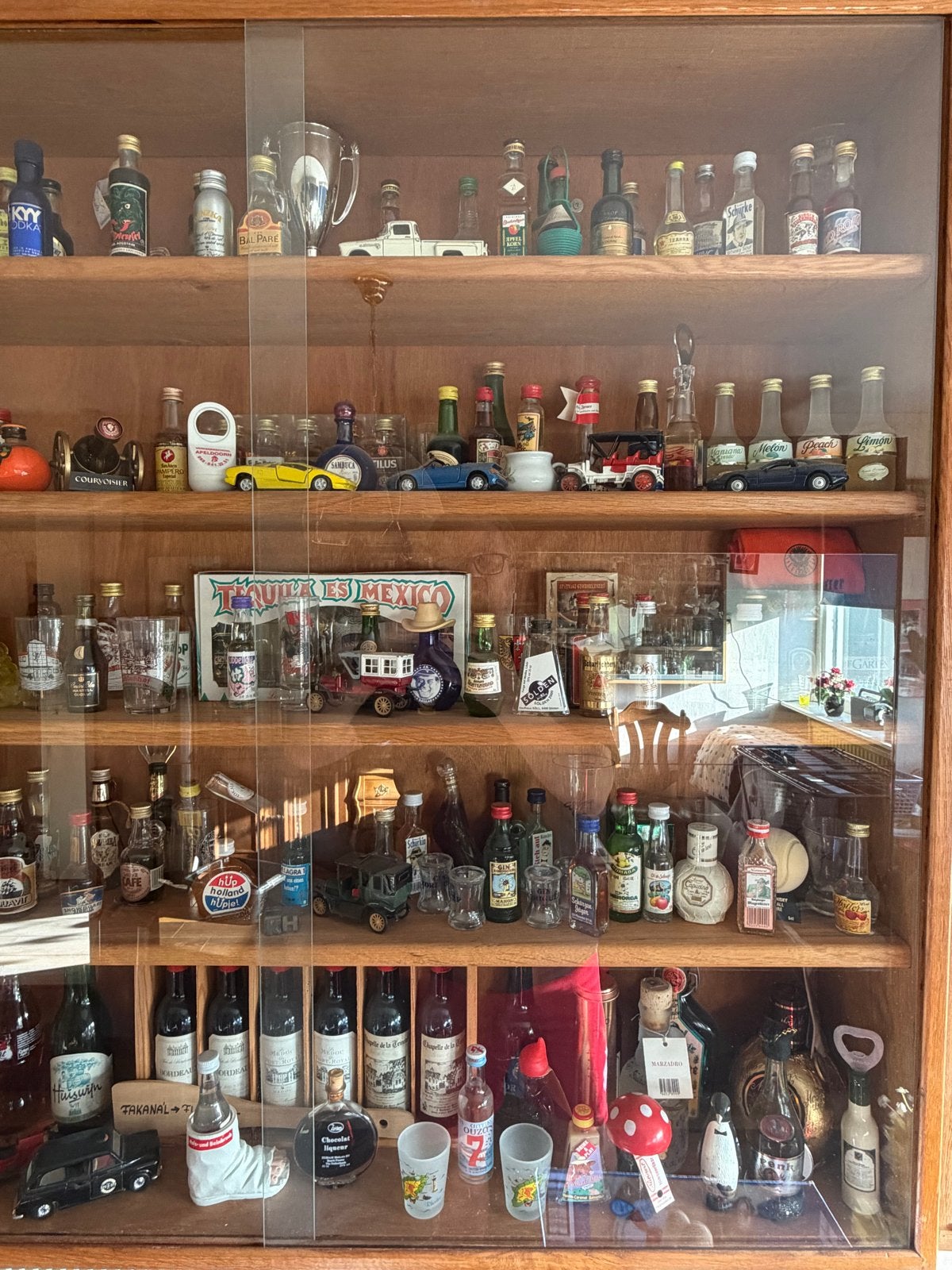Grote verzameling miniatuur drankflessen in vitrinekast, Ophalen, Gebruikt