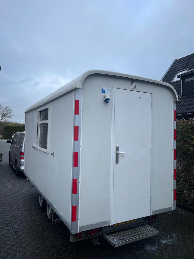 Te huur: snelverkeer schaftwagen/schaftkeet incl toilet, Ophalen, Zo goed als nieuw