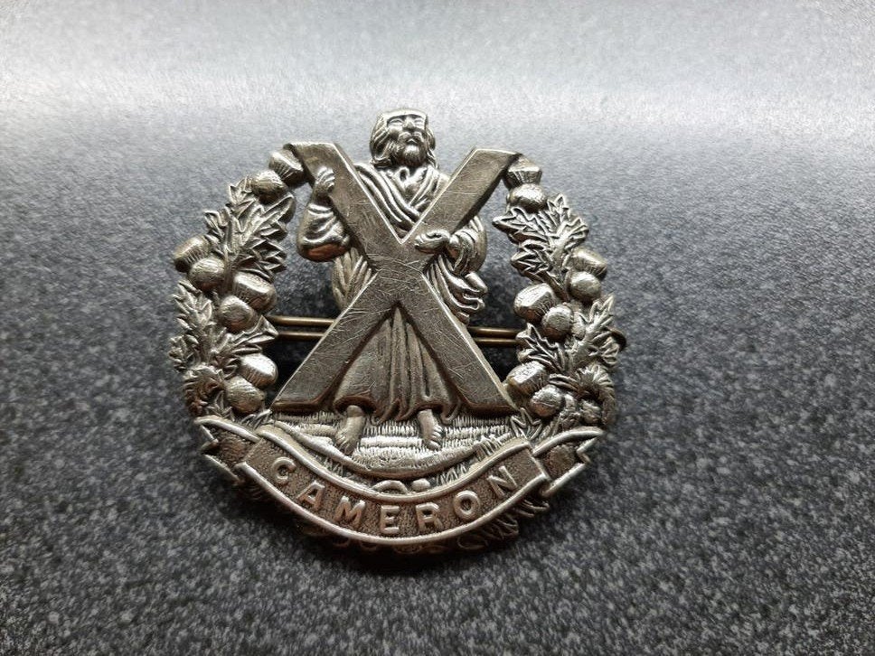 Queen,s Own  Cameron Highlanders  Cap Badge  55x55mm., Verzamelen, Ophalen of Verzenden, Engeland, Embleem of Badge