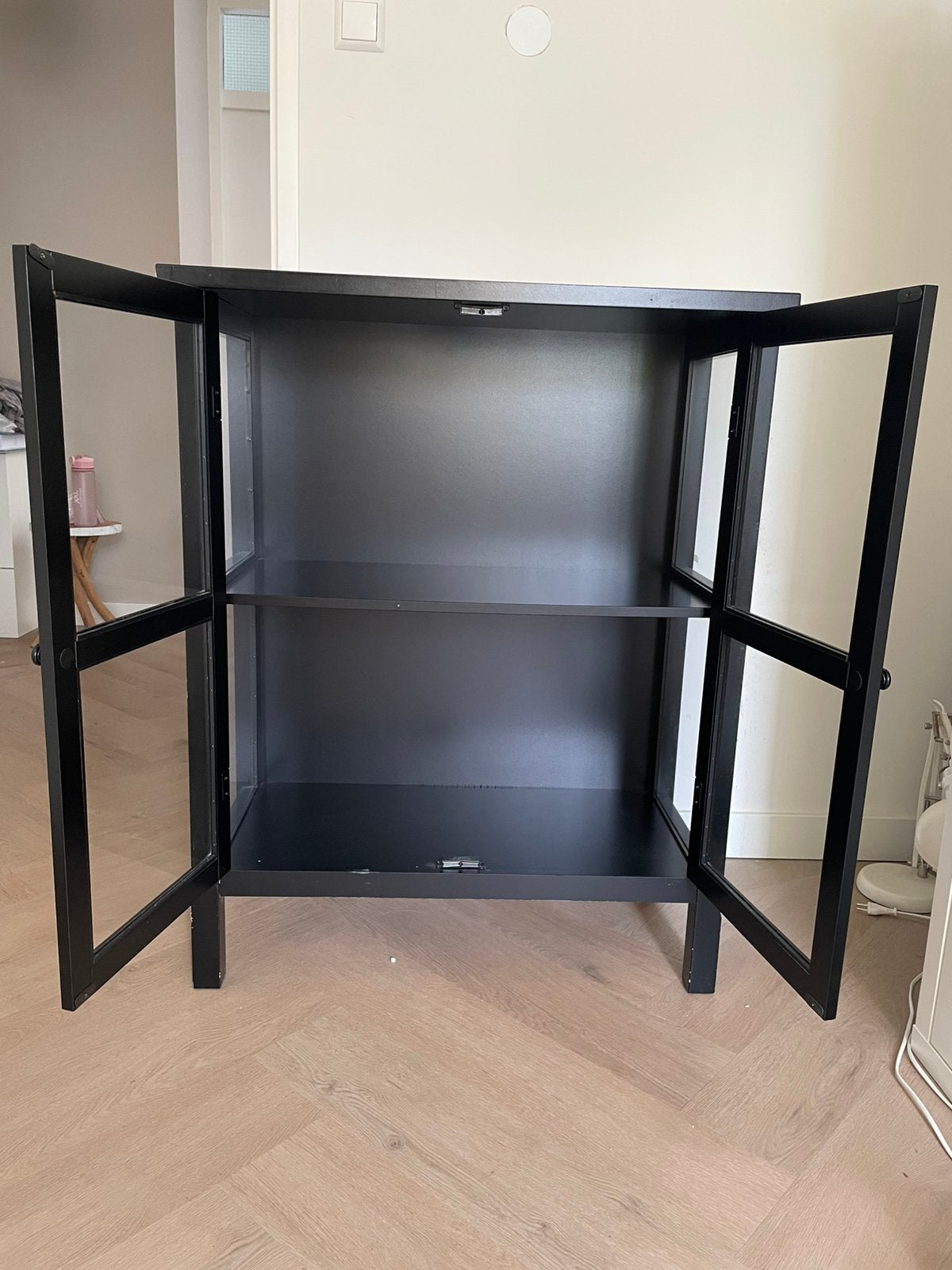 Vitrinekast Rudsta Ikea, Ophalen, Met deur(en), 100 tot 150 cm, 50 tot 100 cm