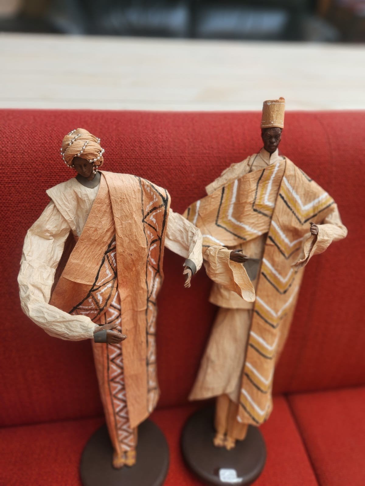 Set van 2 Afrikaanse poppen in traditionele kleding, Textiel, Ophalen of Verzenden, Afrika, Beige
