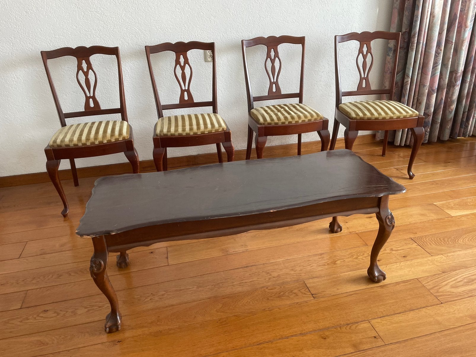 4 stoelen en salontafel, Ophalen