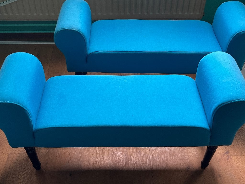 2 Stijlvolle gestoffeerde bankjes / hockers, Huis en Inrichting, Stoelen, Ophalen, Zo goed als nieuw, Twee