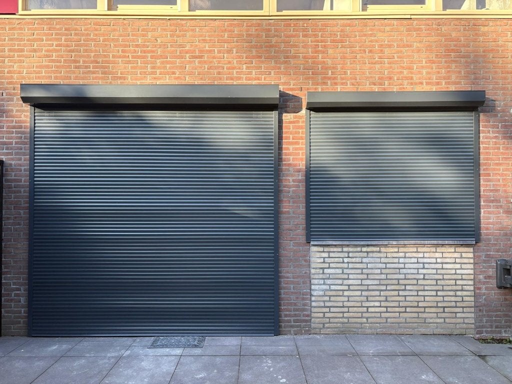 Electrische rolluiken 2 stuks, kleur antraciet, Doe-het-zelf en Verbouw, Ophalen, Zo goed als nieuw, Grijs, Elektrische bediening