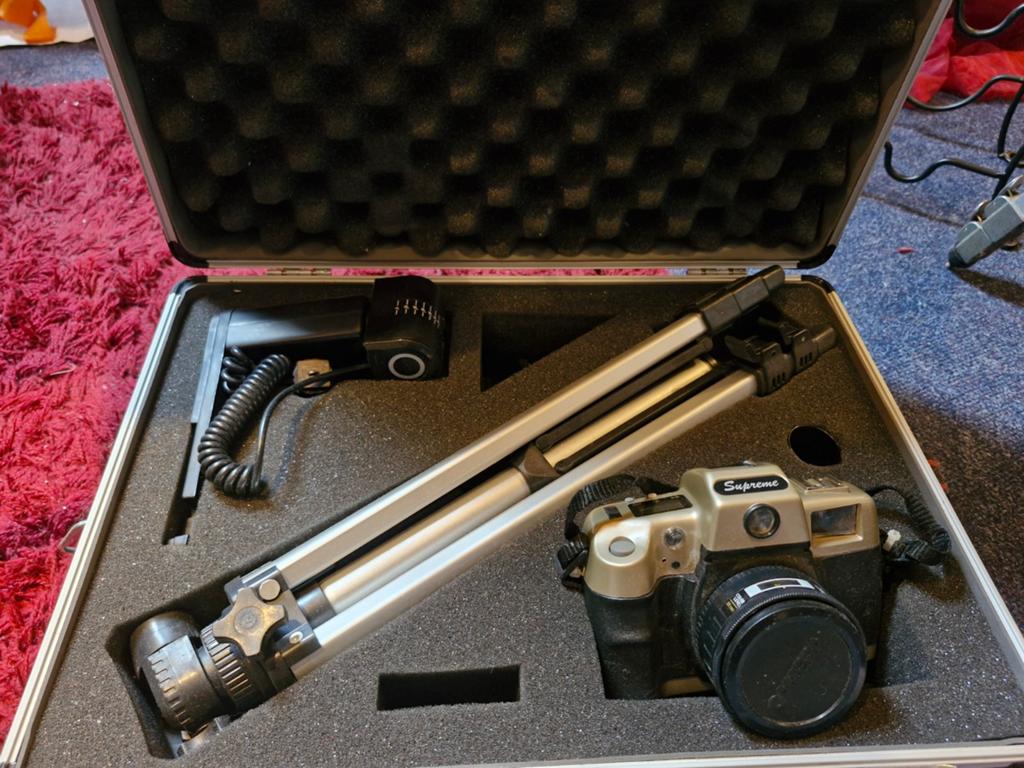 Fototoestel met statief en koffer - Supreme, Ophalen of Verzenden, Gebruikt, Minder dan 150 cm, Driepoot