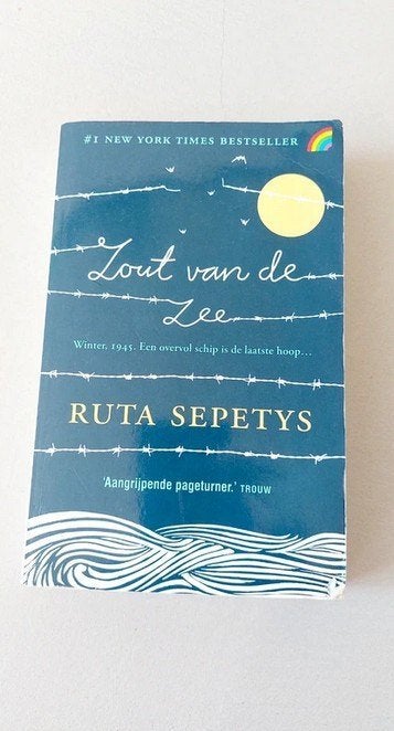 Het zout van de zee Rainbow paperback oorlogsroman, Boeken, Ophalen of Verzenden, Gelezen, Ruta Sepetys, Nederland
