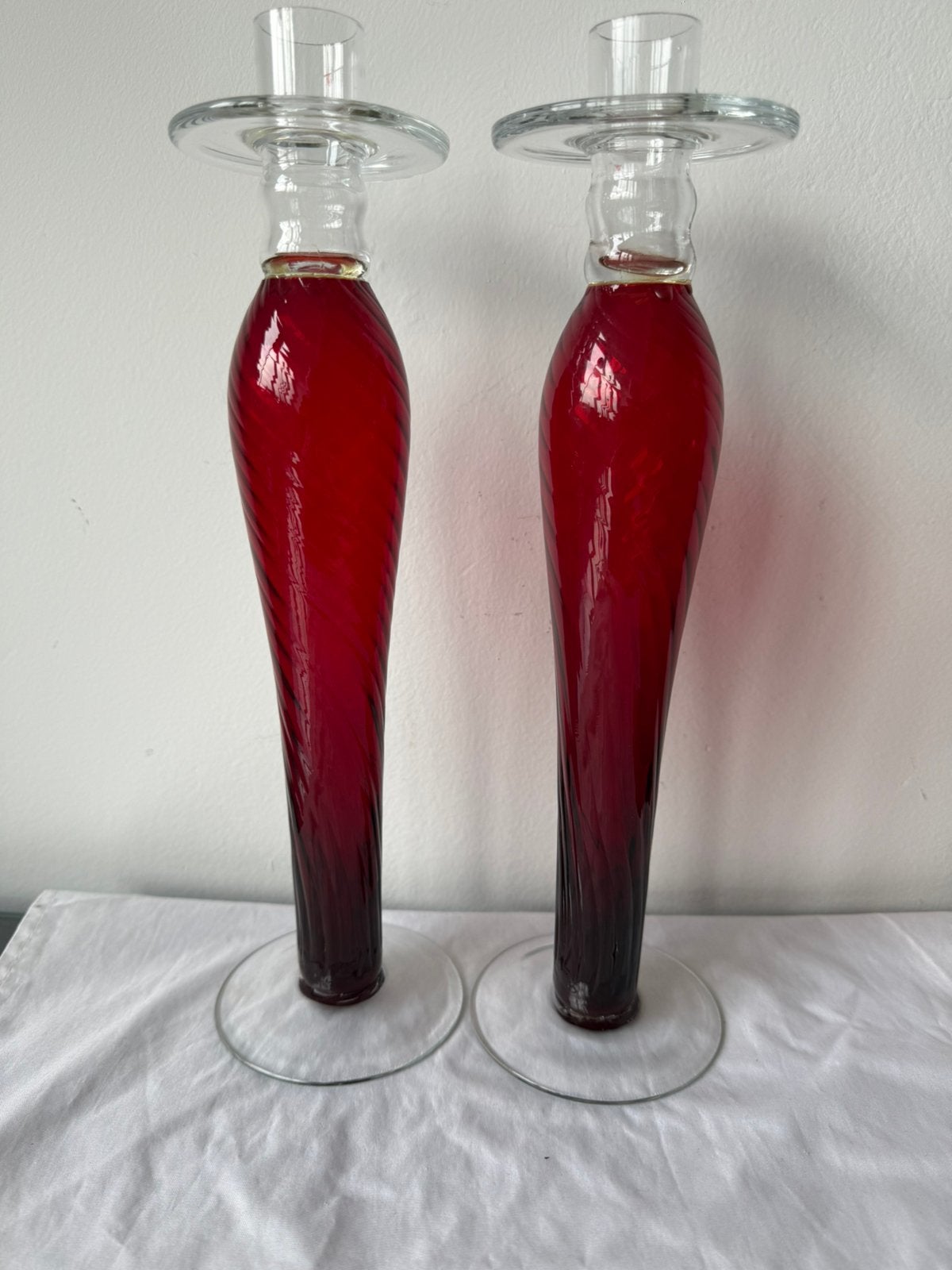 Twee Murano kandelaars rood gedraaid glas, Antiek en Kunst, Antiek | Glas en Kristal, Ophalen of Verzenden