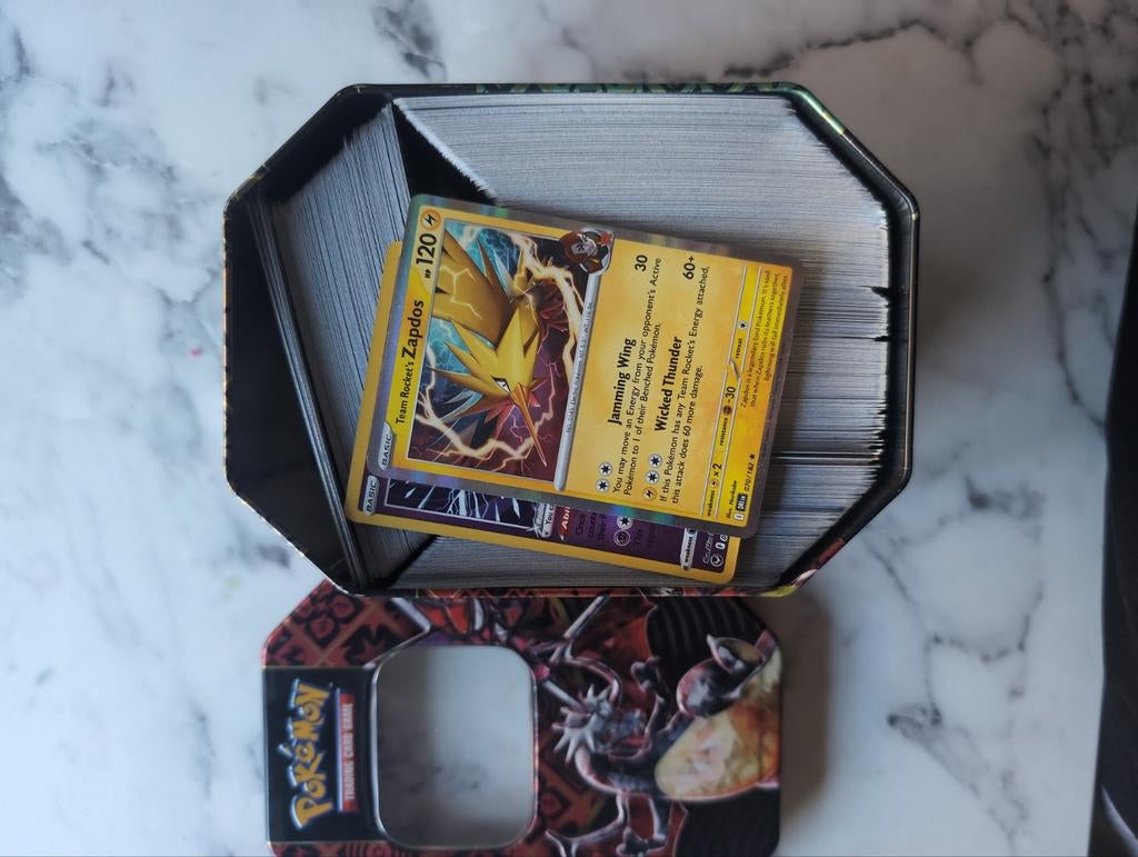 Pokémon bulk kaarten in blik - Team Rocket's Zapdos, Ophalen of Verzenden, Gebruikt, Meerdere kaarten