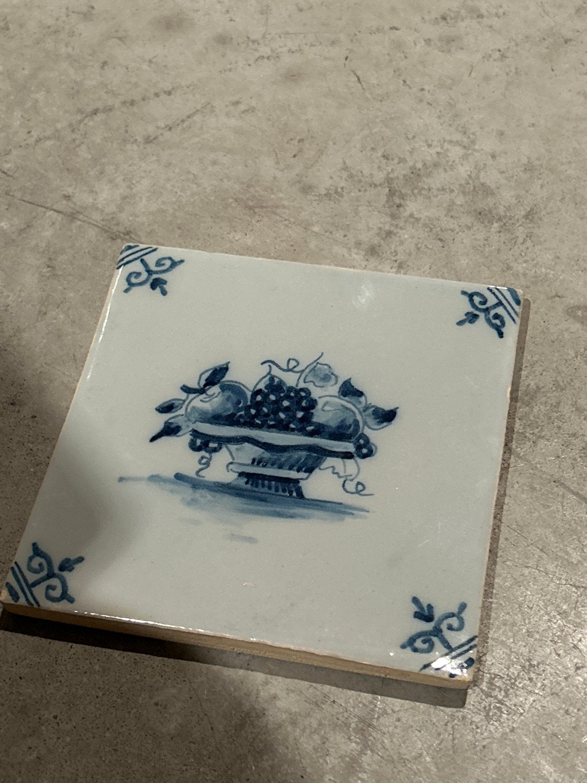Delfts Blauw Tegel met Fruitschaal Motief, Antiek en Kunst, Ophalen