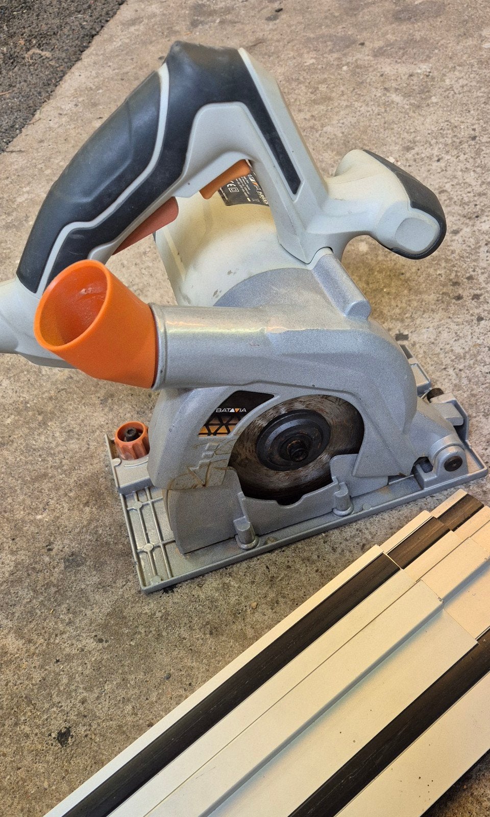 Te koop: Batavia T-Raxx Compact Plunge Saw met geleiderail
., Ophalen, Invalzaag, 30 tot 70 mm, 1200 watt of meer