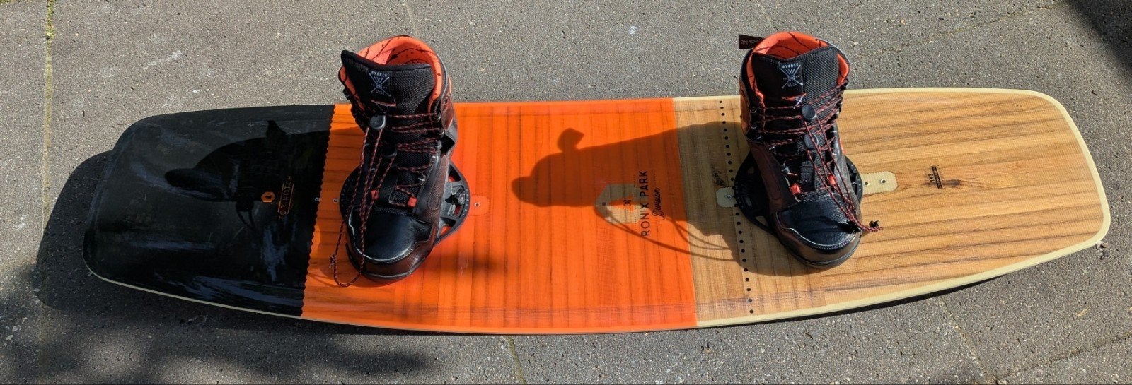 Ronix Top Notch wakeboard compleet met schoenen en kleding., Watersport en Boten, Ophalen of Verzenden, Gebruikt, Board en Schoenen