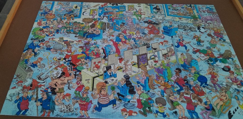 Te koop:  Jan van Haasteren puzzel bij de kapper, Ophalen of Verzenden, 500 t/m 1500 stukjes, Zo goed als nieuw, Legpuzzel