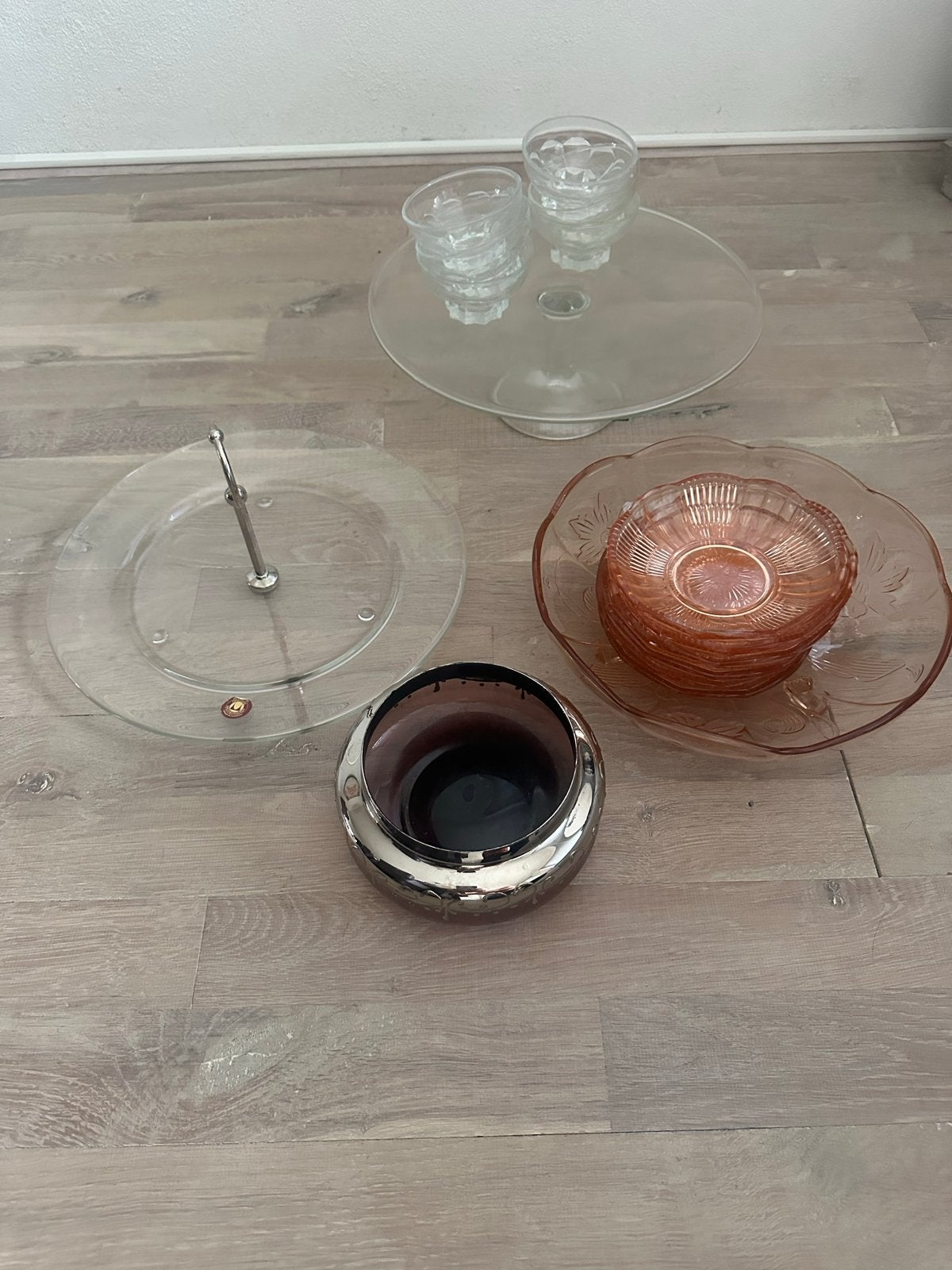 Diverse glazen schalen en etagères, Ophalen