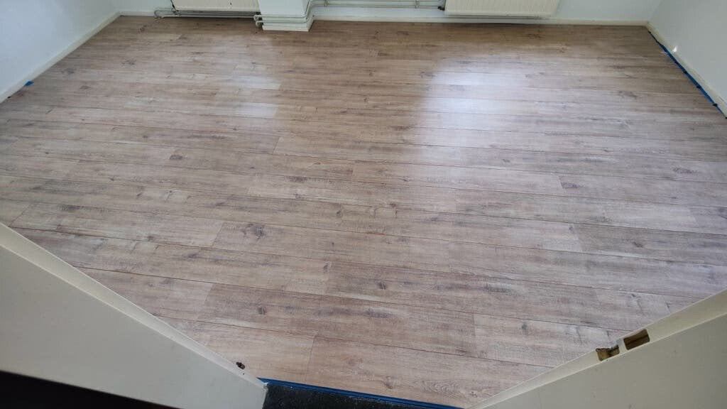Restpartij Duits laminaat – lichte eikenlook – ca. 11+ m², Gebruikt, Ophalen, Lichte eikenlook, 10 tot 25 m²
