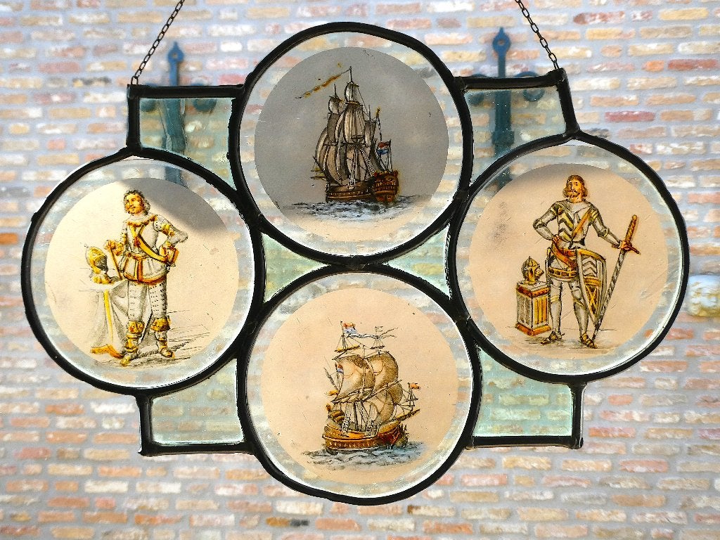Glas in lood raamhanger van 2 Zeehelden met hun VOC schip, Ophalen of Verzenden
