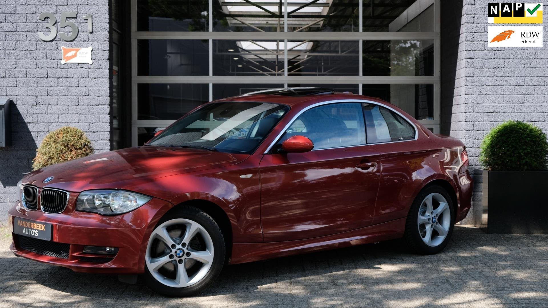 BMW 1-serie Coupé 125i 218PK Automaat Leder Schuifdak, Auto's, BMW, Gebruikt, Zwart, Stoelverwarming, 4 stoelen
