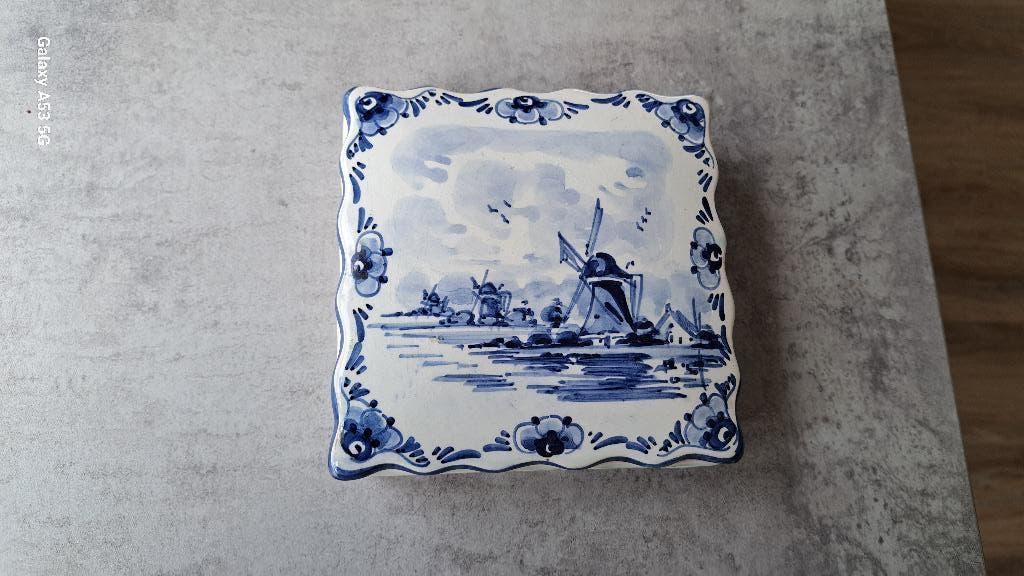 Delftsblauw aardewerkdoosje, Ophalen