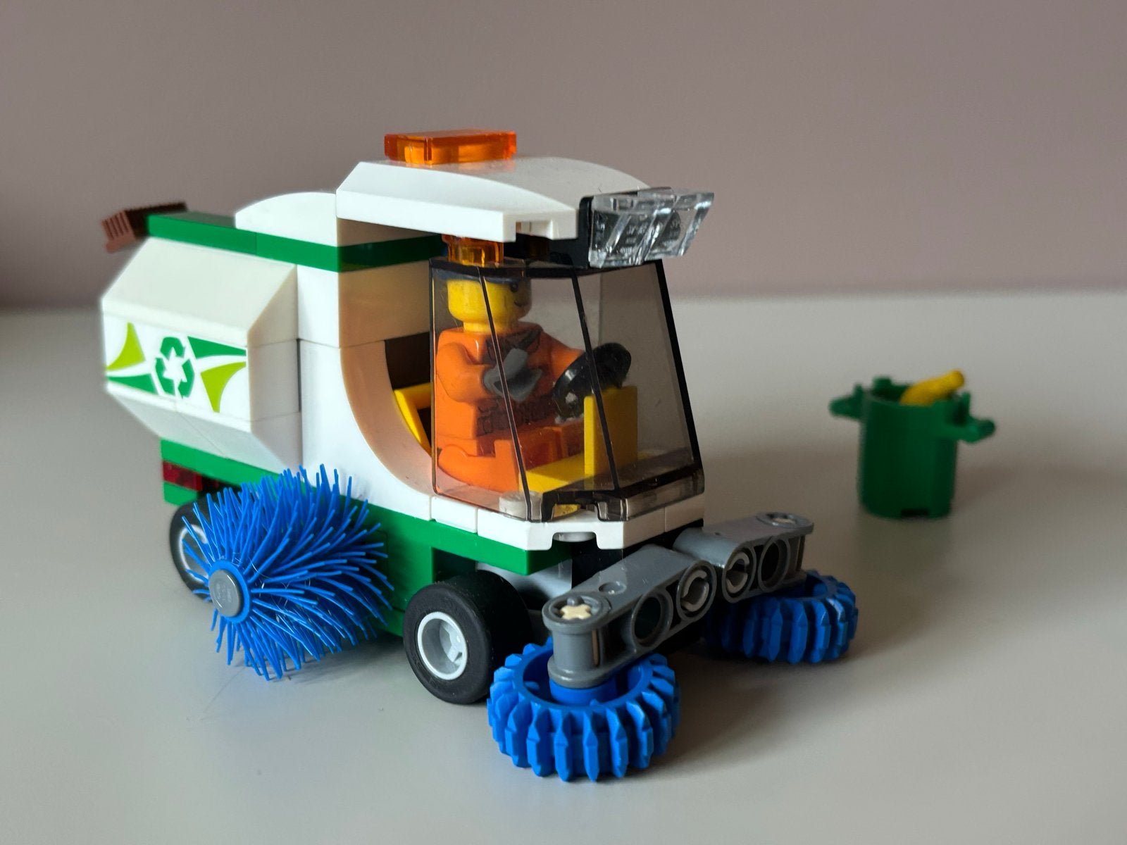 LEGO City Veegwagen met minifiguur en boekje, Kinderen en Baby's, Ophalen of Verzenden, Zo goed als nieuw, Overige merken
