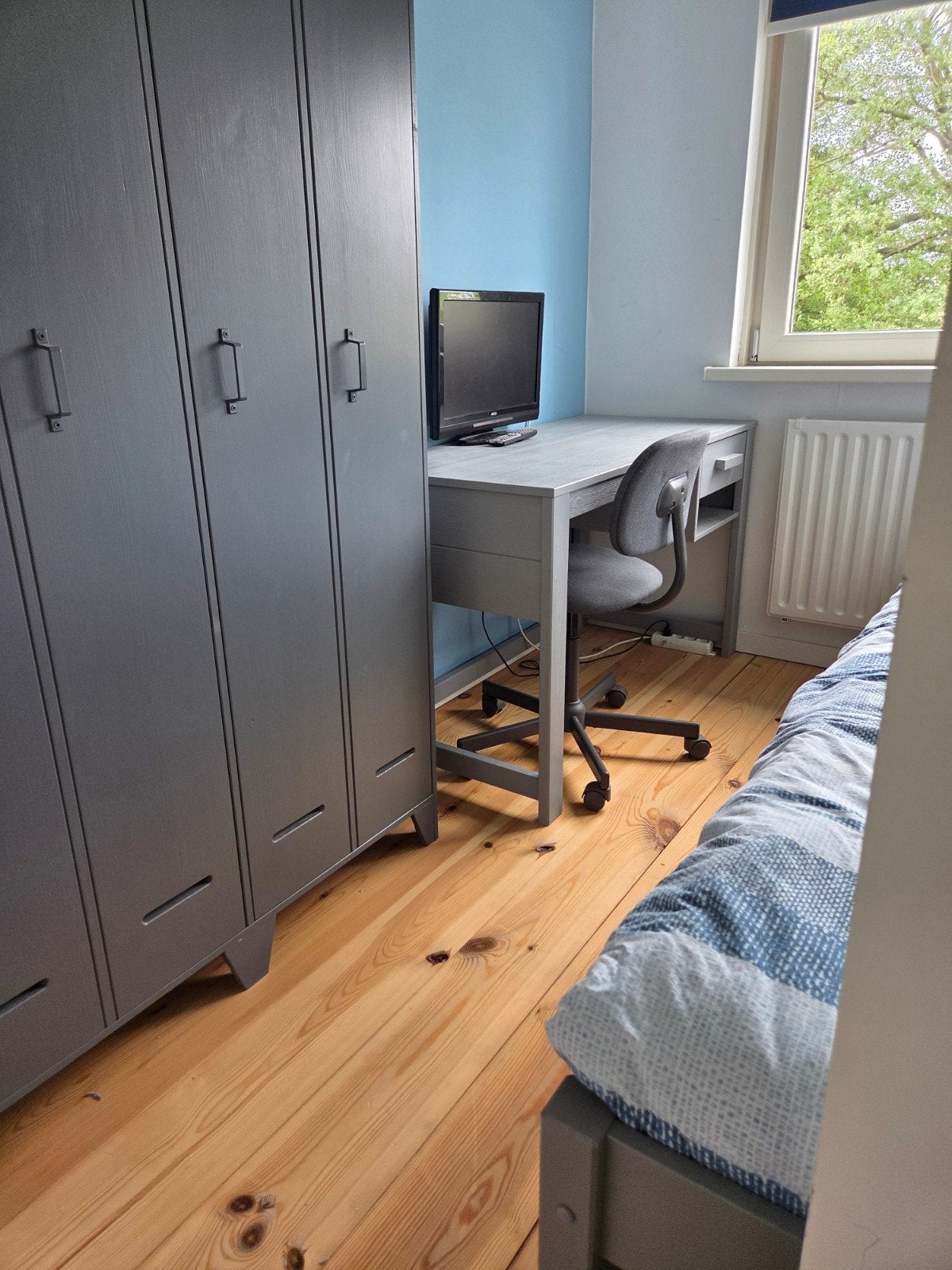 Complete tienerkamer grijs: bed, bureau en kledingkast, Ophalen, Gebruikt, Jongetje of Meisje