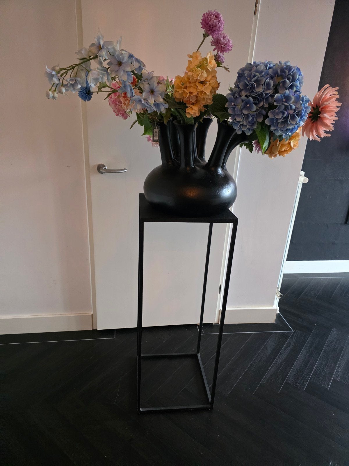 Zuil met toetervaas en zijdebloemen, Ophalen, Nieuw