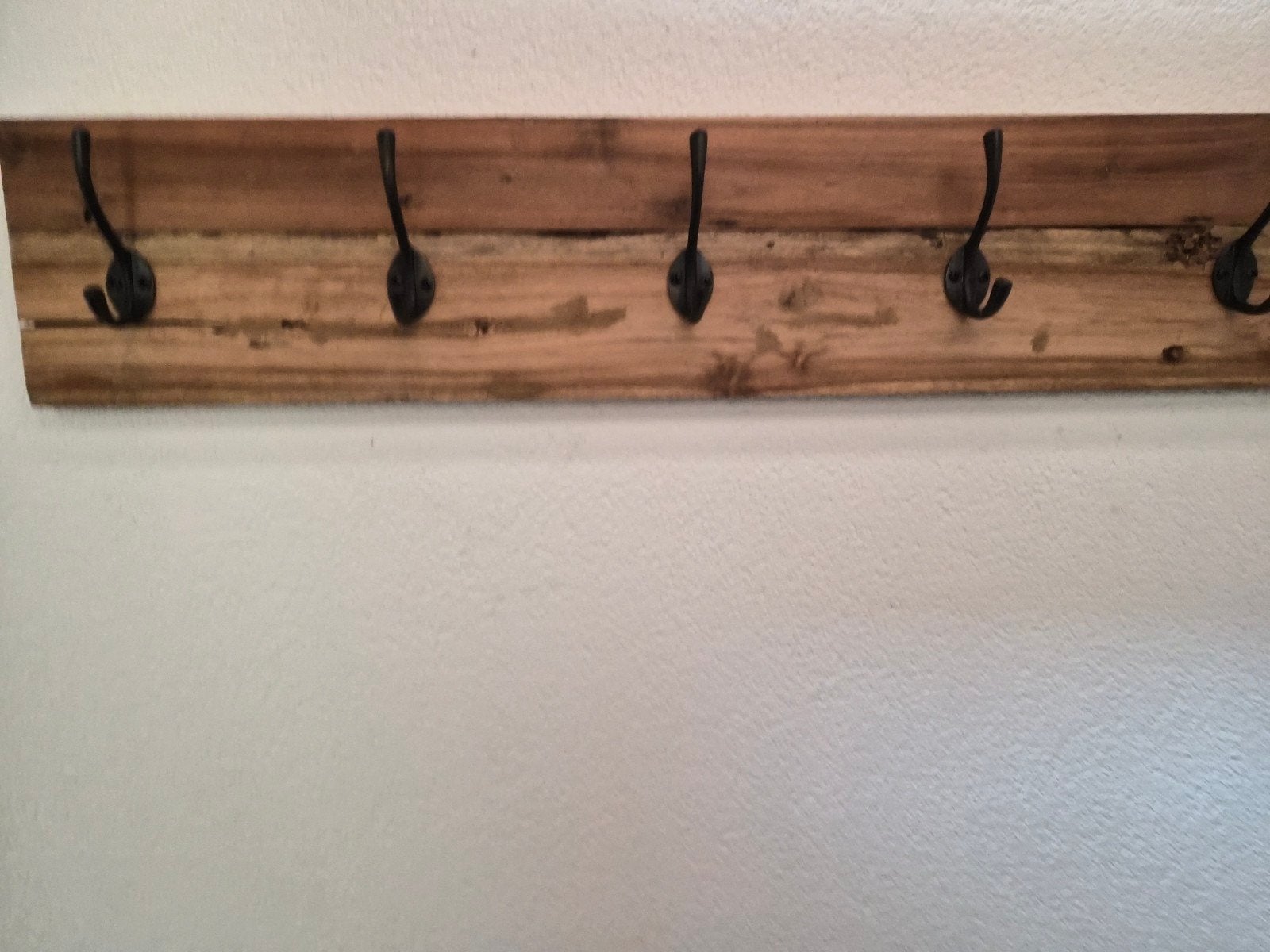 Houten wandkapstok met 5 gietijzeren haken, Huis en Inrichting, Woonaccessoires | Kapstokken, Gebruikt, Minder dan 100 cm, Hout