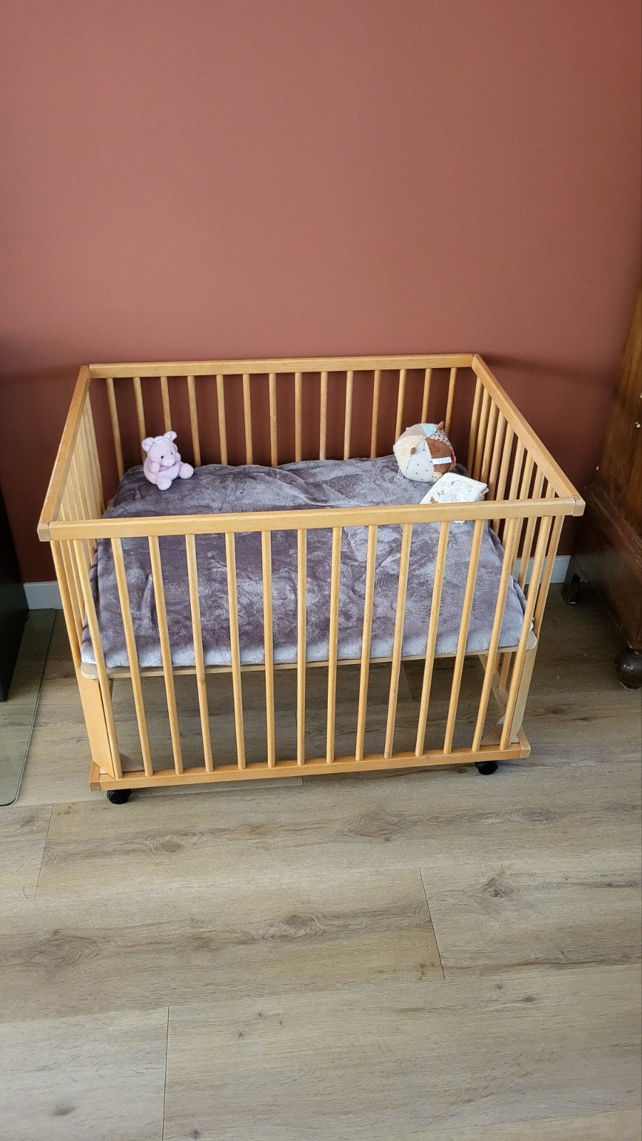 Houten baby box met wieltjes en verstelbare bodem, Ophalen, Gebruikt, Rechthoekig, In hoogte verstelbaar