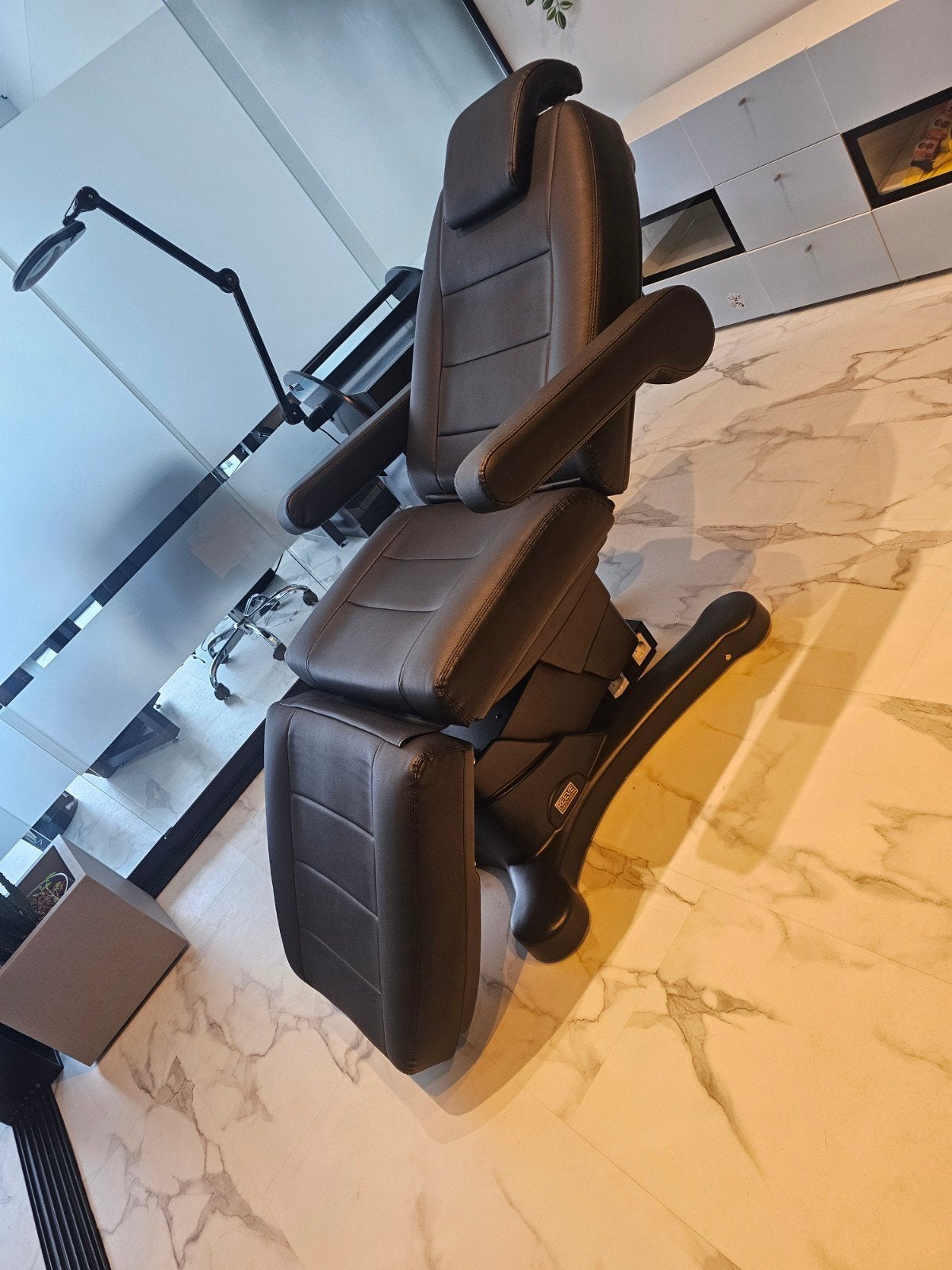 Luxe Behandelstoel/Tatoeagestoel - Zo goed als nieuw, Huis en Inrichting, Stoelen, Bruin, Leer, Ophalen of Verzenden, Zo goed als nieuw