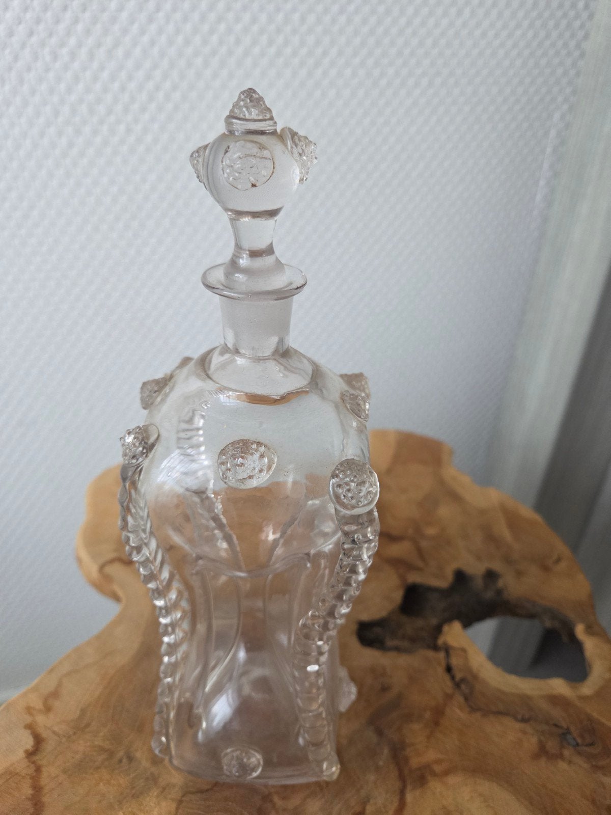 Antieke glazen knijpers  karaf met sierlijke details, Ophalen of Verzenden