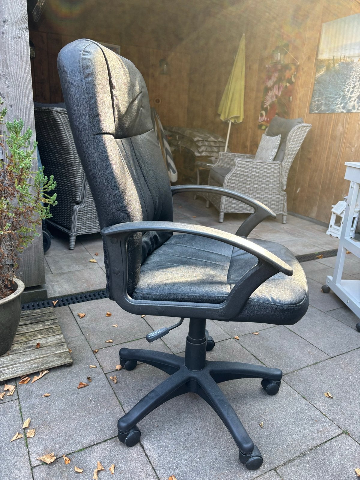 Foto 2 van Comfortabele zwarte bureaustoel