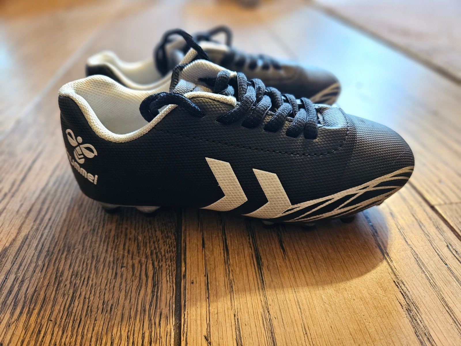 Hummel Voetbalschoenen nieuw - Maat 30 - Zwart/Wit, Ophalen, Zo goed als nieuw, Schoenen