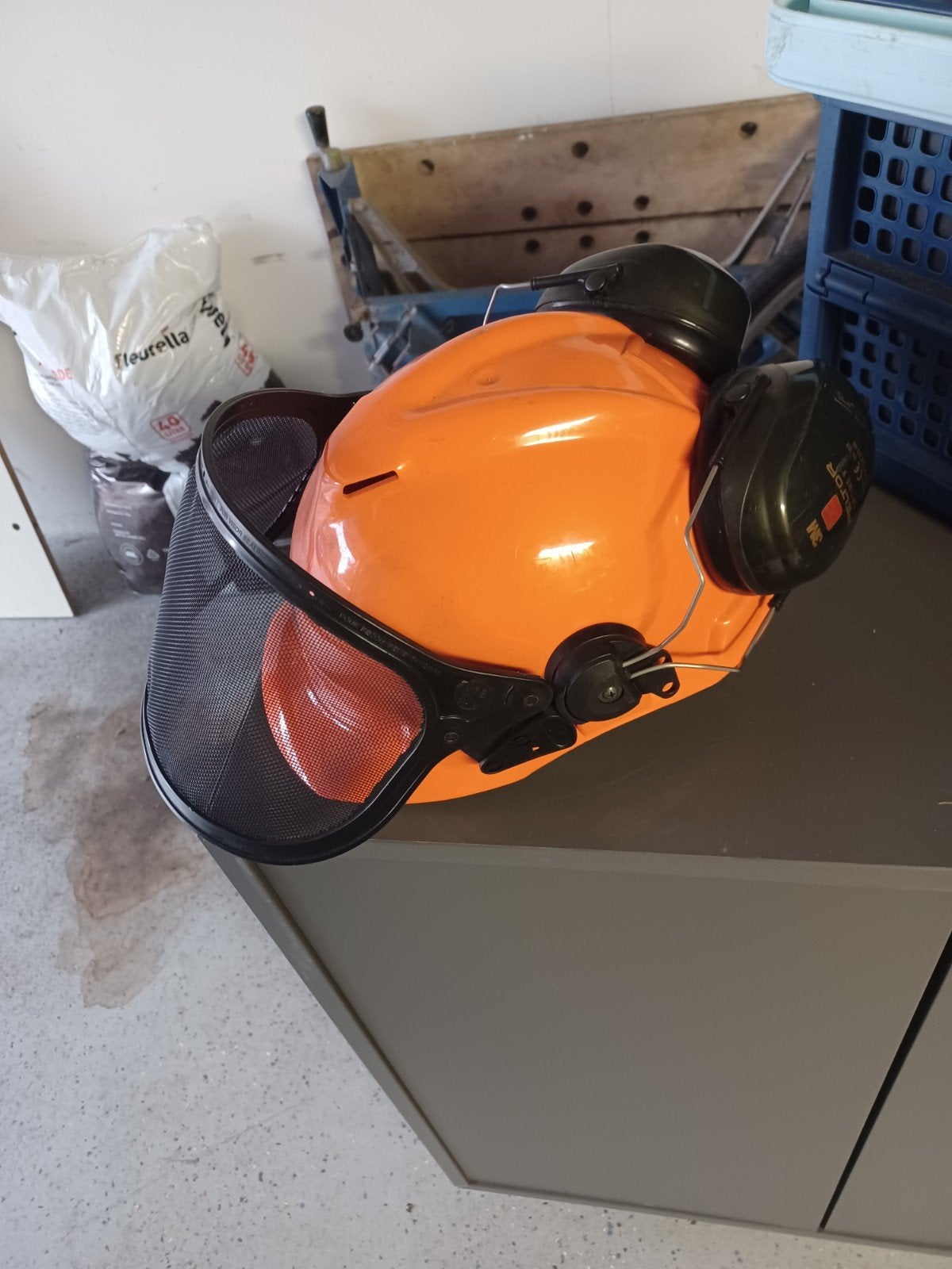 Oranje veiligheidshelm met gehoorbescherming en vizier, Ophalen, Met vizier, Nieuw